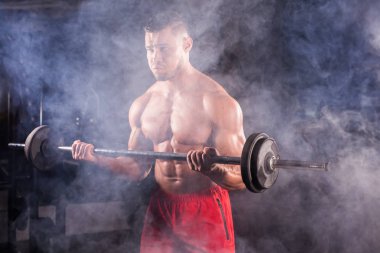 Yakışıklı güç halter atletik adamla. Altı paket, mükemmel abs, omuzlar, pazı, triceps ve göğüs ile güçlü vücut geliştirmeci