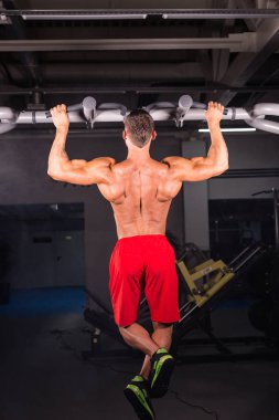 Yakışıklı kaslı adam ile mükemmel vücut yapıyor çekin Ups içinde jimnastik salonu