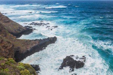 Deniz manzarası ile kayalık sahil, Atlantik Okyanusu su Tenerife, İspanya