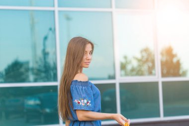 Bir kenara bakıyor güzel genç esmer kadın. Açık moda glamour şık Bayan portresi.
