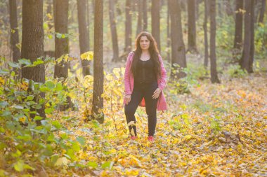 Güzel ayrıca açık havada yürüyen sonbaharda boyutu kadın portresi.