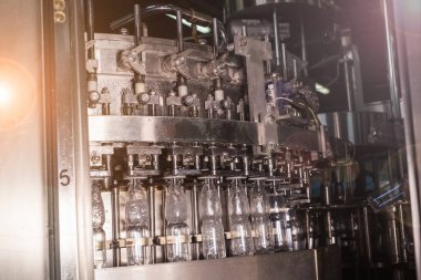 Maden suyu için bir fabrika üretim hattında