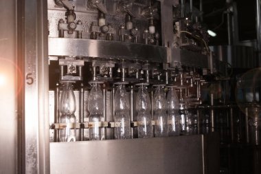 Maden suyu için bir fabrika üretim hattında