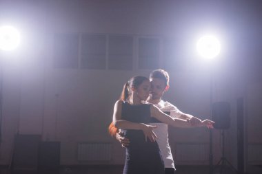 Yetenekli dansçılar konser ışık ve duman altında karanlık odada gerçekleştirme. Şehvetli çift bir sanatsal ve duygusal çağdaş dans performans