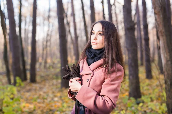 Jonge stijlvolle brunette vrouw wandelen in de herfst park — Stockfoto