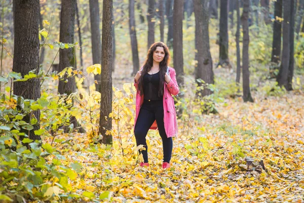 Autunno, natura e concetto di persone Ritratto di bella donna sorridente plus size che cammina in autunno — Foto Stock