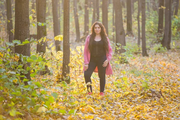 美しいプラスサイズの秋に野外を歩いている女性の肖像画. — ストック写真