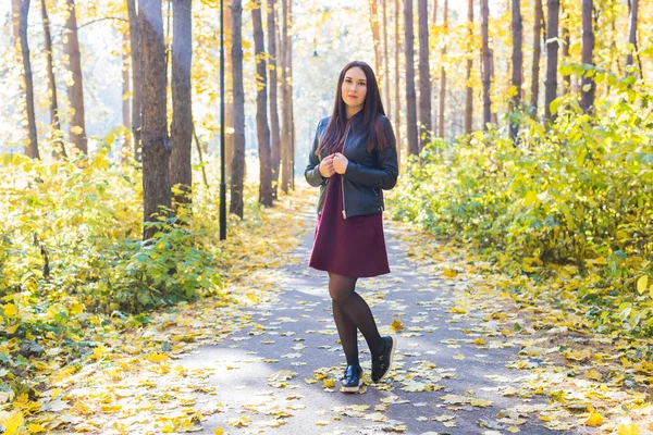 Natur, Jahreszeit und Menschen-Konzept - Modefrau spaziert im Herbstpark — Stockfoto