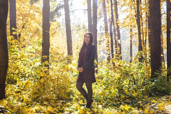 Natuur, seizoen en mensen concept - mode vrouw wandelen in de herfst park — Stockfoto