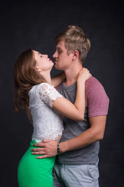 Os amantes se beijando no fundo preto — Fotografia de Stock