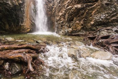 Sonbahar yatay, Troodos, Kıbrıs'ta bir şelale