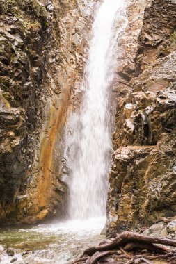 Kayalar ve Kıbrıs Troodos Dağları yapraklarda sonbahar şelale