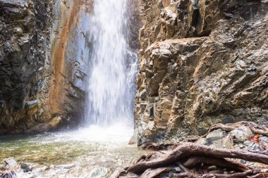 Sonbahar yatay, Troodos, Kıbrıs'ta bir şelale