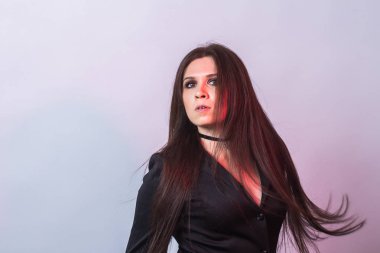 Güzel esmer koyu makyaj ile. Halloween cadı portre kopya alanı beyaz zemin üzerine