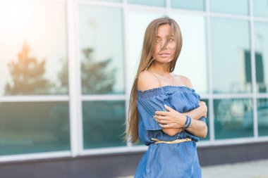 Güzel genç esmer kadın. Açık moda glamour şık Bayan portresi.