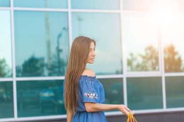 Bir kenara bakıyor güzel genç esmer kadın. Açık moda glamour şık Bayan portresi.