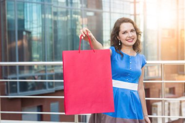 Satınalma, iskonto ve insanlar kavramı - yakın içinde genç kadın kırmızı alışveriş çantası ile.