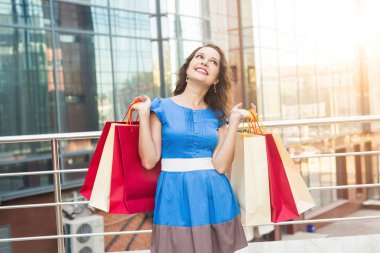Satınalma, satış ve insanlar kavramı - alışveriş torbaları ile mutlu genç gülümseyen kadın