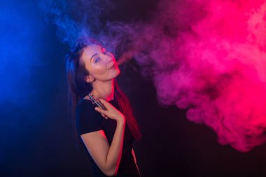 Kırmızı ve mavi neon ışık siyah t-shirt vaping genç kadın