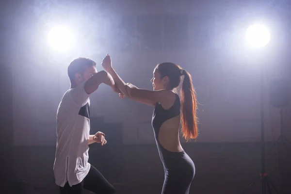 Joven pareja de amor bailando social danse kizomba o bachata . — Foto de Stock