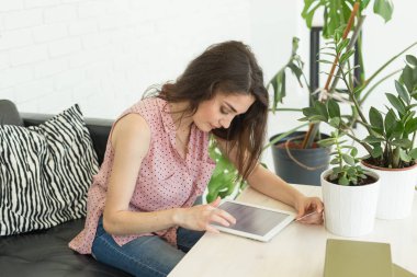 Siber Pazartesi ve siyah Cuma kavramı - genç kadın oturma içinde tablet ve kredi kartı kullanarak alışveriş online