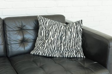 İç mekan, mobilya kavramı - kanepe yastık Zebra şerit
