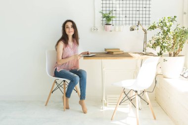 Eğitim, insan ve teknoloji kavramı - genç öğrenci kadın evde dijital tablet kullanma