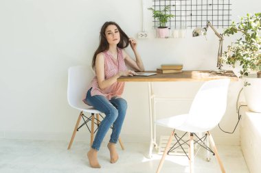 Kişi, iş ve iç kavramı - tablet oturma odasında tarafından çalışan genç kadın