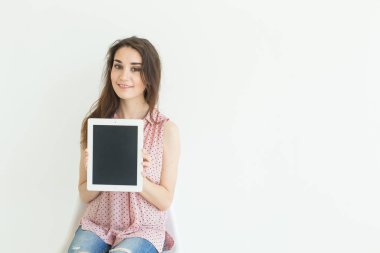 İş, teknoloji ve insan kavramı - genç kadın gösteren boş ekran tablet kopya alanı beyaz zemin üzerine