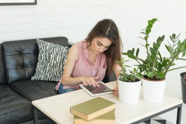 Online alışveriş, siber Pazartesi ve siyah Cuma kavramı. Kadın müşteri online ödeme kredi kartı ile alışveriş.
