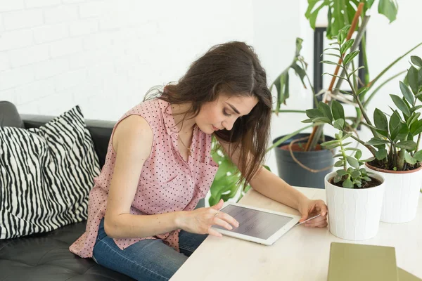 Cyber lundi et Black Friday concept - Jeune femme achats en ligne en utilisant tablette et carte de crédit dans le salon — Photo