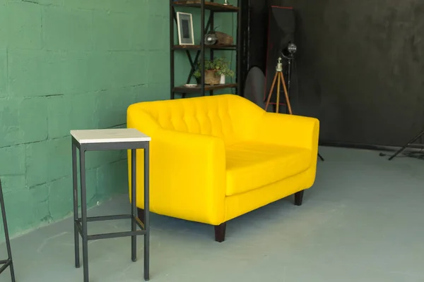 Interior elegante sala de estar com confortável sofá amarelo — Fotografia de Stock