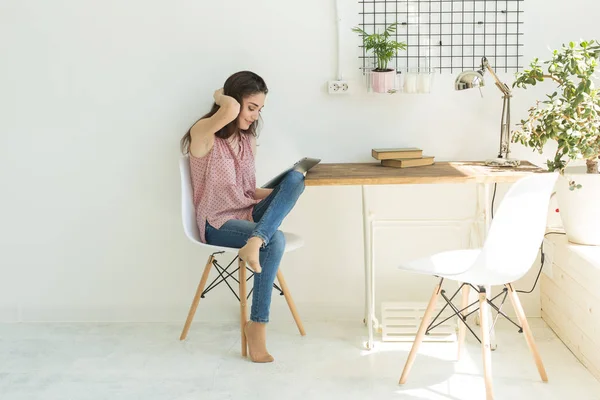 Tempo libero, tecnologia e concetto di persone - giovane donna bruna che utilizza tablet digitale a casa — Foto Stock