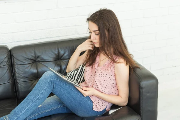 Concetto di freelance, blogging e tecnologia - giovane donna che utilizza tablet a casa — Foto Stock