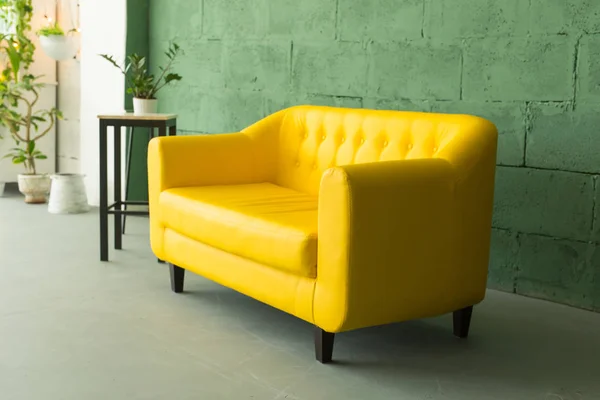 Intérieur élégant du salon avec canapé jaune confortable — Photo