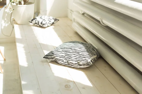 Sala de estar moderna luz com travesseiro de zebra decorativo — Fotografia de Stock