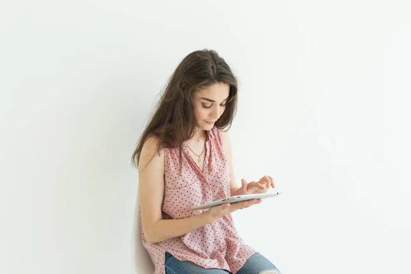 Tecnologie, istruzione, concetto di persone - giovane studentessa che utilizza tablet su sfondo bianco con spazio per la copia — Foto Stock