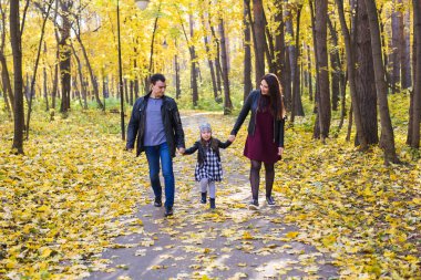 Parklar, Doğa ve Aile kavramı - sonbahar Park'ta yürüyordunuz mutlu aile
