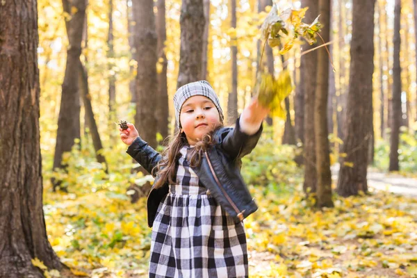 Concepto de otoño, infancia y estación - Niña jugando en el parque de otoño —  Fotos de Stock