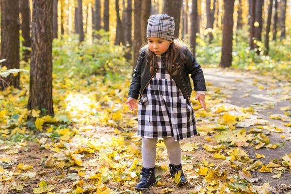 Concepto de infancia, naturaleza y otoño - niño pequeño jugando en el parque de otoño —  Fotos de Stock