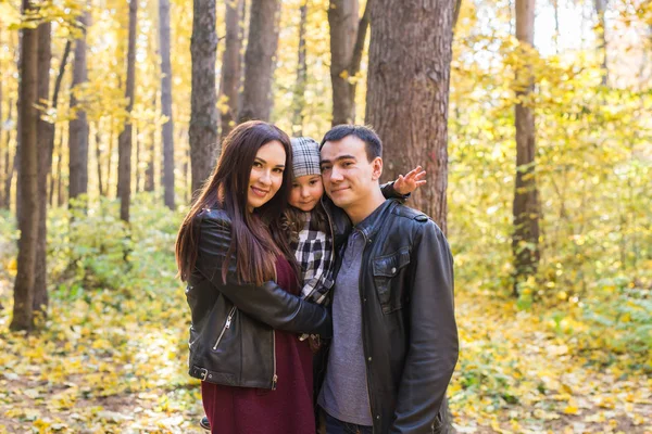 Höst, natur och familj koncept - porträtt av lycklig familj över höstens park bakgrund — Stockfoto