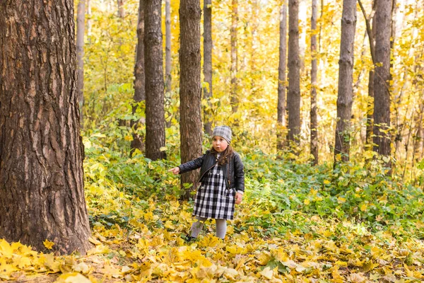 Παιδική ηλικία, φθινόπωρο, άνθρωποι έννοια - παιδί κορίτσι περπατώντας το φθινόπωρο φύλλα. — Φωτογραφία Αρχείου