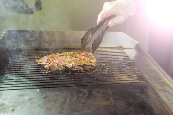 Essens- und Kochkonzept - Steak vom Grill aus nächster Nähe — Stockfoto