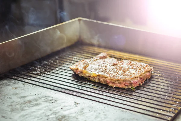 Mat och matlagning koncept - grillat kött. Saftig biff från nöt eller gris — Stockfoto