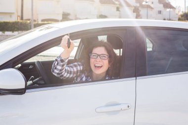 Yeni araba, satın alma ve sürücü kavram - çekici mutlu kadın tuşları yeni otomobil gösterileri