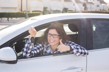 Mutlu kadın göstermek yeni araba anahtar