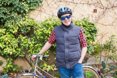 Kask ve gözlük konaklama bahçede bisikletle erkekte