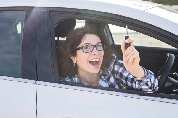 Junge glückliche Frau zeigt den Schlüssel für neues Auto — Stockfoto