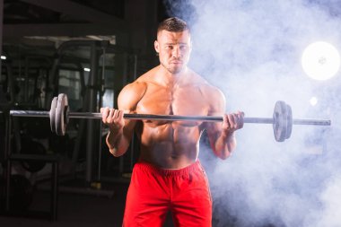 Yakışıklı güç halter atletik adamla. Altı paket, mükemmel abs, omuzlar, pazı, triceps ve göğüs ile güçlü vücut geliştirmeci