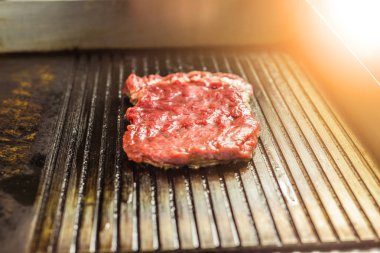 Gıda ve yemek kavramı - ızgara et. Sığır eti veya domuz eti sulu biftek